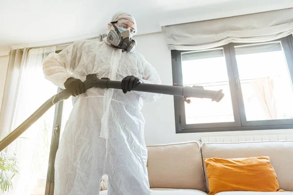 Hombre Con Ppe Desinfectando Sala Estar Una Casa Con Una —  Fotos de Stock