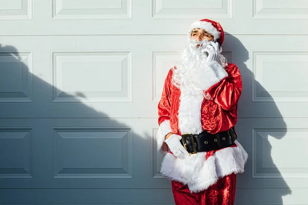 Portret Świętego Mikołaja Opalającego Się Rozmawiającego Przez Telefon — Zdjęcie stockowe