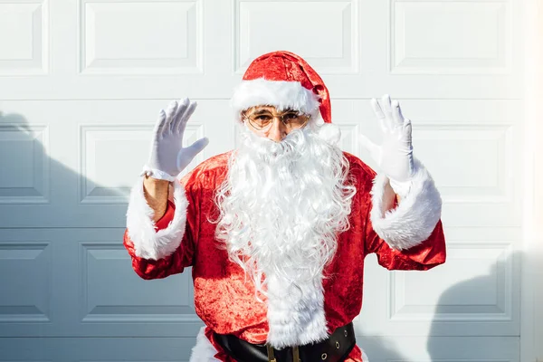 Retrato Papai Noel Surpreso Levantando Mãos — Fotografia de Stock