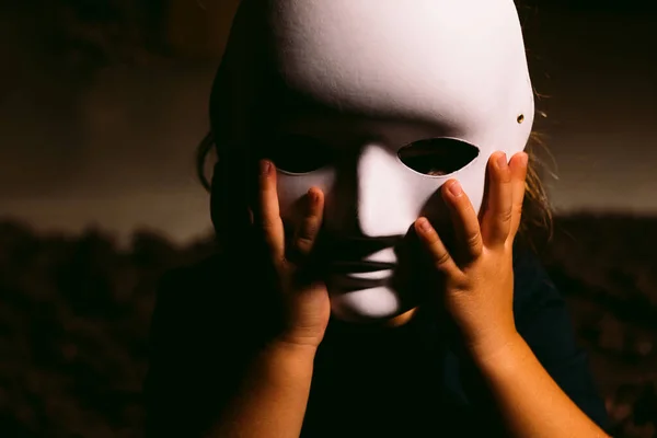 Liten Flicka Med Vit Mask Halloween Konceptet — Stockfoto