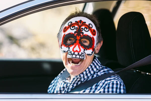 Mężczyzna Samochodzie Masce Halloweenowej — Zdjęcie stockowe