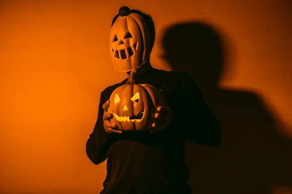 Muž Halloweenskou Dýňovou Maskou Drží Dýni Jack Lucerny Oranžovým Světlem — Stock fotografie