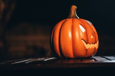 Cadılar Bayramı balkabağı Jack O fenerinin yan görüntüsü