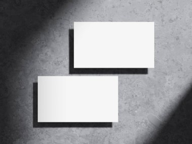 Koyu çimento yüzeyinde yüksek kontrastlı kartvizit modeli..