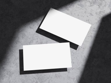 Beton duvarda parlak yansımaları olan kartvizitler..