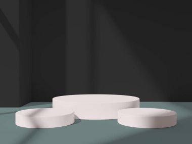 Nazik ışıklandırma ve gölgeli üç beyaz podyum, sergi ürünleri için mükemmel..