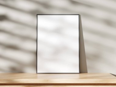 Pencere gölgesi ve yumuşak ışıkla ahşap masa üzerinde zarif bir çerçeve..