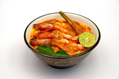 Tom yum kung pirinç beyaz arka plan üzerinde