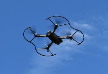 Dijital kamerayla gökyüzünde uçan uçak helikopter.