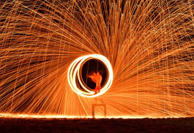 Gece, Thailan swing ateşle hokkabazlık beach dans adam itfaiyeci gösteri kıvılcım