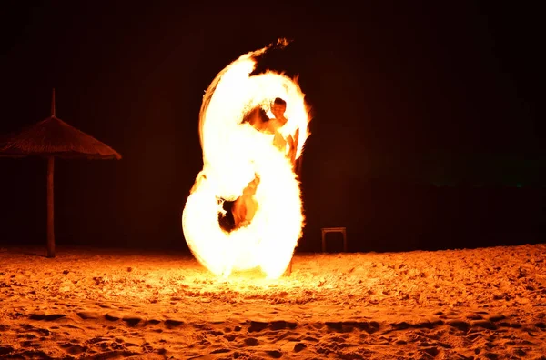 Пожарный Шоу Пляже Танцор Жонглирует Качающимися Огненными Искрами Ночи Тайлан — стоковое фото