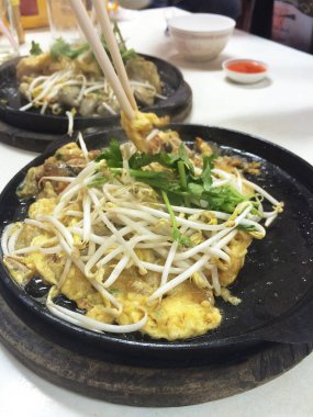 Sıcak tava, Tayland görüntüdeki Çin yemeği servis gevrek istiridye omlet