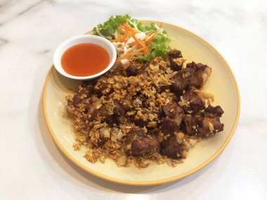 Çıtır yavru domuz eti kemik ya da beyaz arka plan - görüntü üzerinde kızarmış sarımsak soslu domuz eti