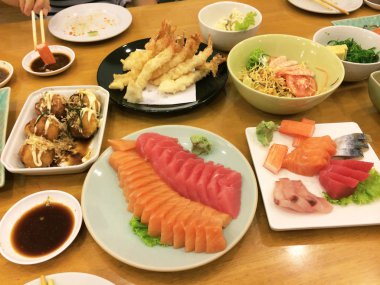 Japon yemekleri. Sushi seti ve Sashimi masanın üzerinde. -Görüntü