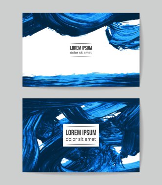 Beyaz arka planda yalıtılmış soyut mavi fırça darbeleri