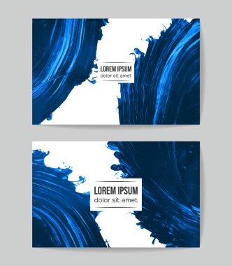 Beyaz arka planda yalıtılmış soyut mavi fırça darbeleri