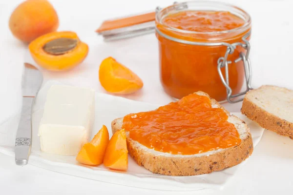 Marmellata Albicocca Vaso Vetro Albicocche Fresche Tavolo Fetta Pane Con — Foto Stock