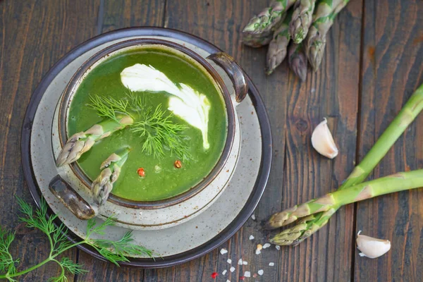 绿色的春天 芦笋汤放在一个用菊花和奶油装饰的碗里 顶部视图 木制桌子 — 图库照片