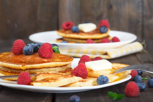 Empilement Crêpes Américaines Fraîchement Cuites Sur Bois Avec Sirop Érable — Photo