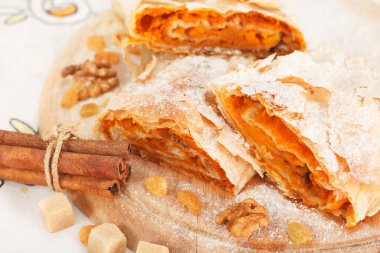 Ahşap tahtada taze pişmiş Amerikan gözlemesi yığını. Üstünde akçaağaç pekmezi, yabanmersini ve ahududu var. Kırsal tarz görüntü. Üst görünüm.