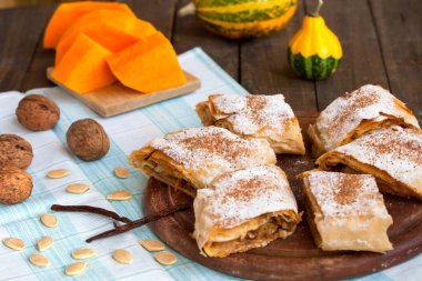 Tarçınlı ve cevizli balkabaklı börek. Sırp balkabağı turtası.