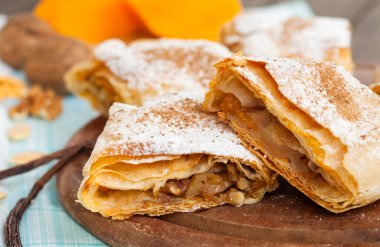 Geleneksel Sırp ya da Bulgar balkabağı turtası. Balkabağı tatlısı..