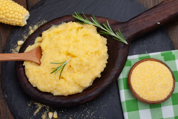 Hausgemachte Palenta Mit Käse Traditionelle Mahlzeit Auf Dem Balkan — Stockfoto