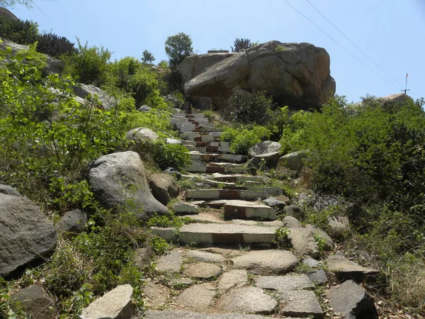 Pedra Rochosa Passos Que Leva Topo Colina — Fotografia de Stock
