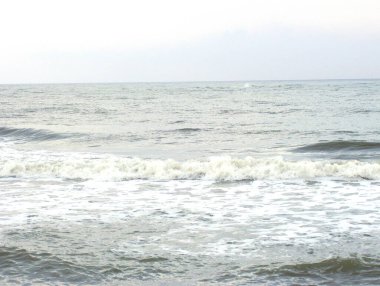 Dalgalı deniz plajı