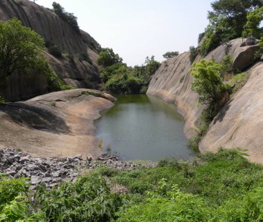 Granit tepeler ve göl