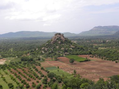 Granit tepelerin en üst manzarası