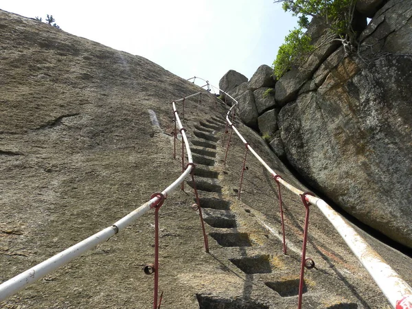 Passos Pedra Que Leva Topo Colina — Fotografia de Stock