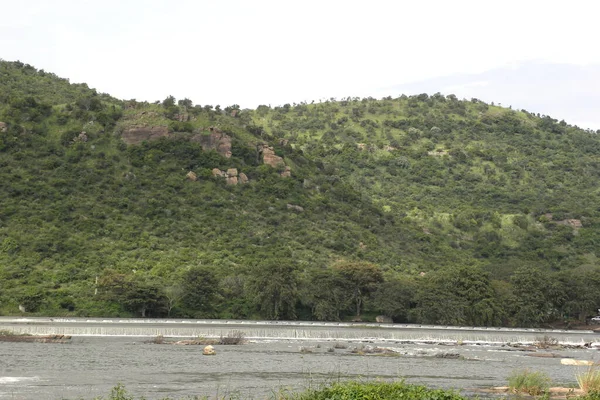 Rio Perto Montanhas Verdes — Fotografia de Stock