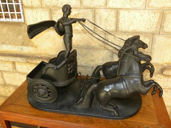 Antica Scultura Metallo Nero Uomo Che Cavalca Carro Con Cavalli — Foto Stock