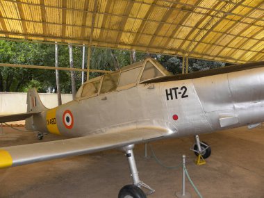 Hindistan Eğitmeni (HT-2) uçağı, HAL Havacılık Müzesi 'nde çift kişilik kontroller ve enstrümanlar ile çift kişilik koltuk düzeninde iki pilot