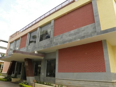 HAL Miras Merkezi ve Uzay Müzesi 'nin ellow ve turuncu renkli binası, Hindistan Birinci Uzay Müzesi 