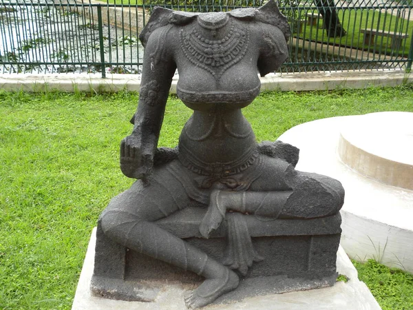 バンガロール政府博物館の女性の神の古代の黒 灰色の石のヘッドレス像 — ストック写真