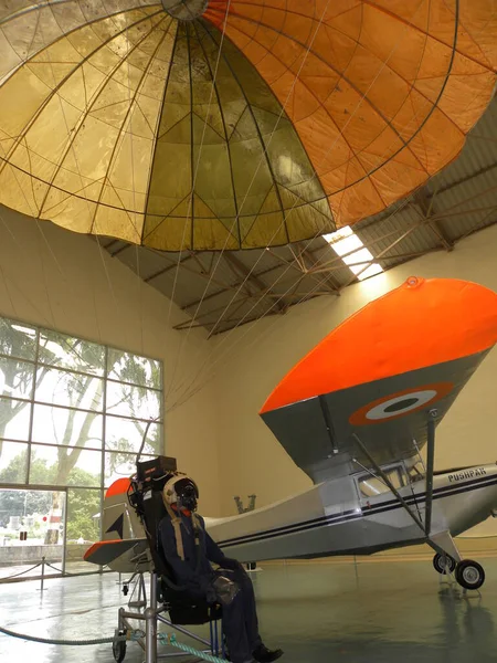 Weergave Van Een Dummy Die Het Vliegtuig Uitwerpt Parachute Opent — Stockfoto
