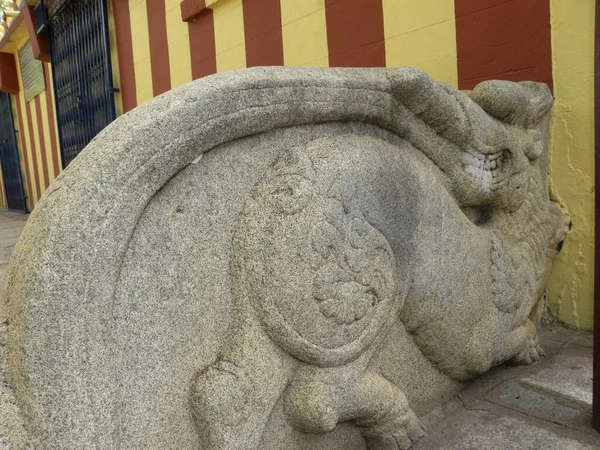 Antigua Escultura Piedra Tallada Semicircular Cerca Del Templo Harihareshwara Gavipuram —  Fotos de Stock