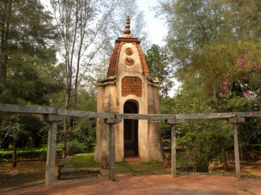 Sarı, kırmızımsı kahverengi, kırmızı renkli tapınak. Nrityagram 'da terakotta bas kabartması, dans köyü, Bangalore