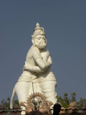 Sri Ramanjaneya Tapınağı 'nda, Hanumanth Nagar' da, Gavipuram 'da Tanrı Hanuman' ı kucaklayan büyük, beyaz, gri bir heykel.
