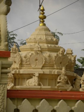 Tapınağın tepesinde ellow renkli heykeller, Sri Gavi Gangadhareshwara Tapınağı 'nın gopuramı, Gavipuram Guttahalli
