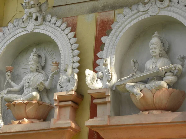 Bílá Šedá Socha Bohyně Sarasvati Chrámu Sri Ramanjaneya Hanumanth Nagar — Stock fotografie