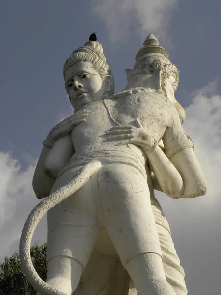 Stor Vit Grå Staty Lord Rama Omfamnar Lord Hanuman Vid — Stockfoto