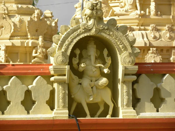 Gele Kleur Standbeeld Van Lord Ganesha Een Muis Berg Bij — Stockfoto