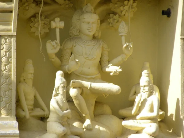 Estatua Color Amarillo Deidades Hindúes Sabios Templo Sri Gavi Gangadhareshwara —  Fotos de Stock