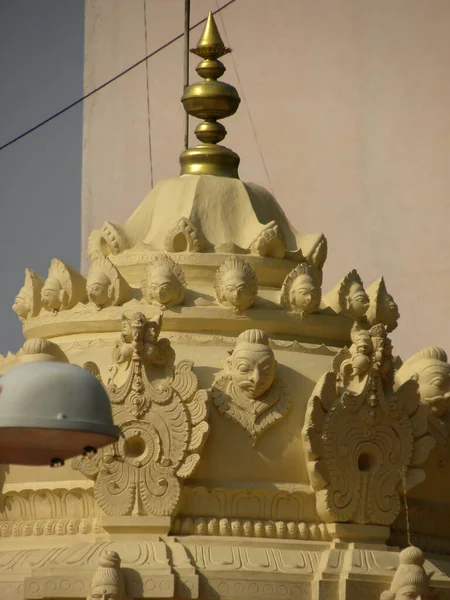 Esculturas Color Amarillo Parte Superior Del Templo Gopuram Del Templo — Foto de Stock