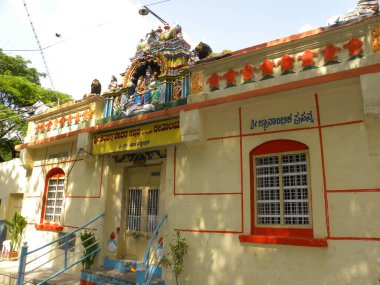 Sarı, turuncu Hindu tapınağı Sri Valmiki Ashrama Mahasamsthana Adiguru Peetha, Basavanagudi