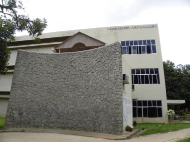 Venkatappa Sanat Galerisinin sarı, kırmızı, turuncu renkli binası
