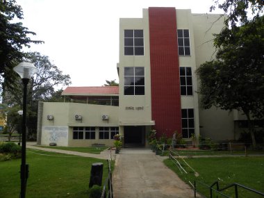 Venkatappa Sanat Galerisinin sarı, kırmızı, turuncu renkli binası